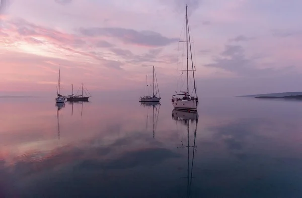 Verankertes Segelboot Frühmorgens Der Bucht Vor Sonnenaufgang Stockfoto