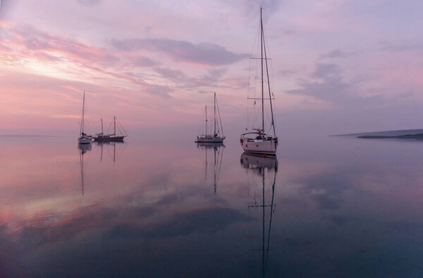 Moored Sailboat Early Morning Bay Sunrise — Stock Photo, Image