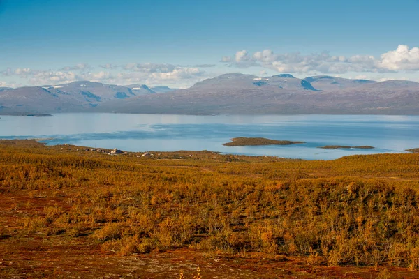 Φθινόπωρο Τοπίο Λίμνη Tornetrask Και Βουνά Βόρεια Σουηδία — Φωτογραφία Αρχείου
