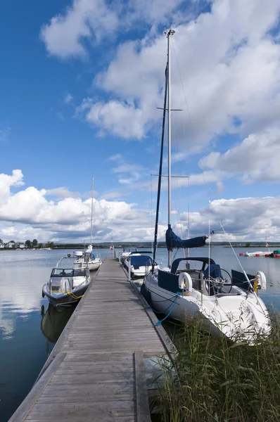Sommar landskap med pier och båtar — Stockfoto