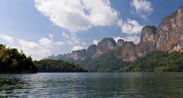 Cheow lan jezero nebo rajjaprabha přehrady, Thajsko — Stock fotografie