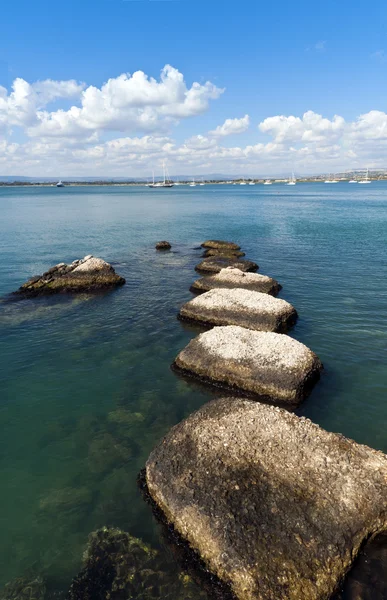 Breakwaters e mar azul — Fotografia de Stock