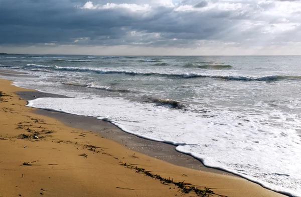 Песок, море и небо — стоковое фото