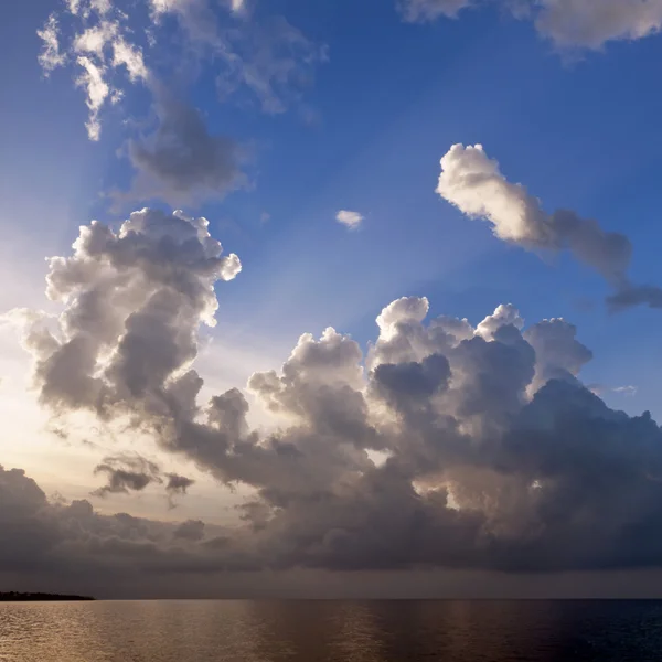 Puesta de sol y nubes sobre el mar —  Fotos de Stock