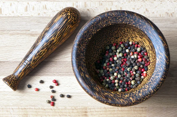 Grãos de pimenta vermelha, preta, verde e branca — Fotografia de Stock