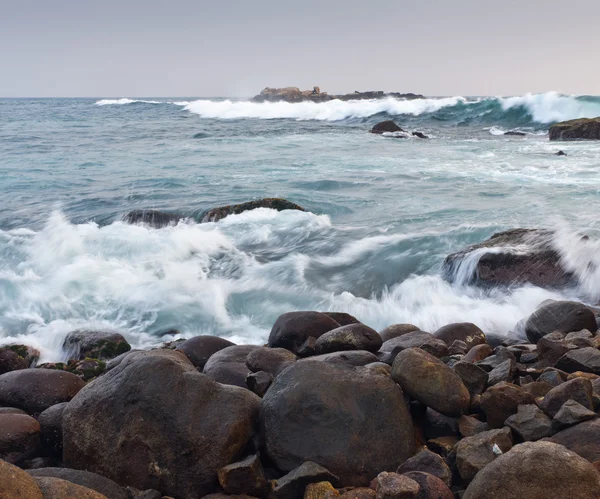 Klippiga kustlinje och ocean waves — Stockfoto