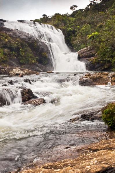 Водопад Бейкера. Водопад в Шри-Ланке — стоковое фото