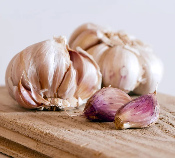 Dos bulbos de ajo y clavo — Foto de Stock