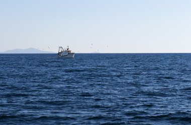 Denizde balıkçı teknesi