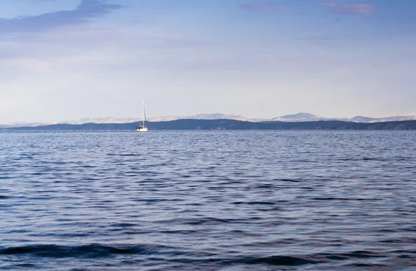 Mavi deniz, mavi gökyüzü ve beyaz yelkenli tekne — Stok fotoğraf