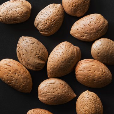 Kabuğundaki tüm badem