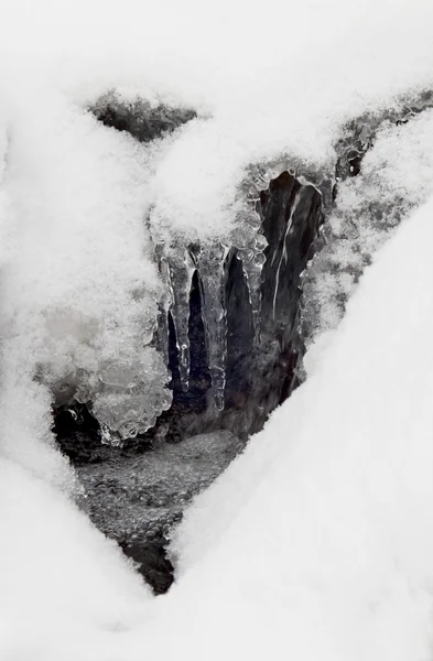 Eiszapfen, Schnee und kleiner Bach — Stockfoto