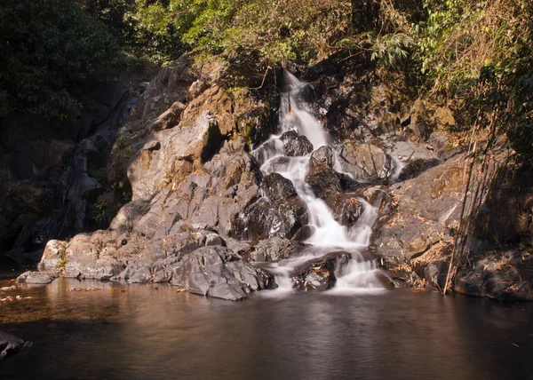 Cascade au parc national de Khao Sok, Thaïlande — Photo