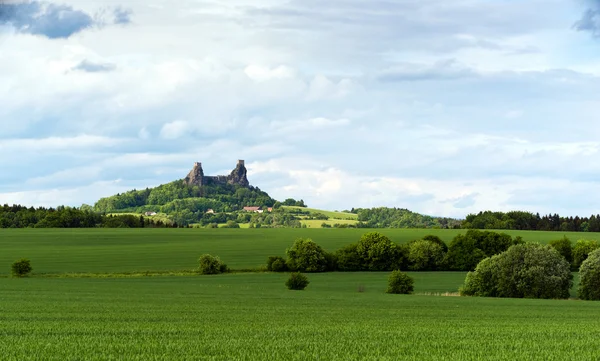 Paesaggio primaverile e Castello di Trosky, Repubblica Ceca — Foto Stock