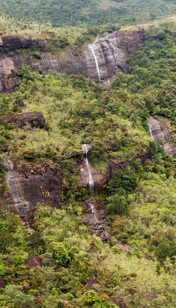 Cascades, rochers et forêt. Sri Lanka — Photo