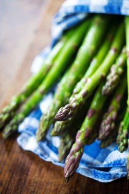 Tahta masada taze kuşkonmaz.
