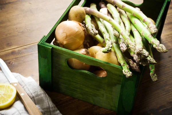 Verduras frescas en una caja verde — Foto de Stock