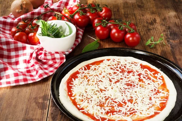 Taze ev yapımı pizza hamur — Stok fotoğraf