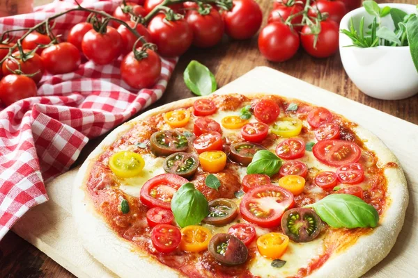 Kleurrijke Pizza Margherita — Stockfoto