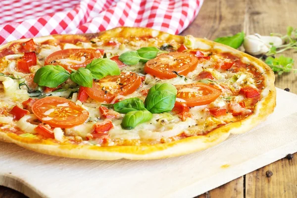 Pizza fresca fatta in casa — Foto Stock