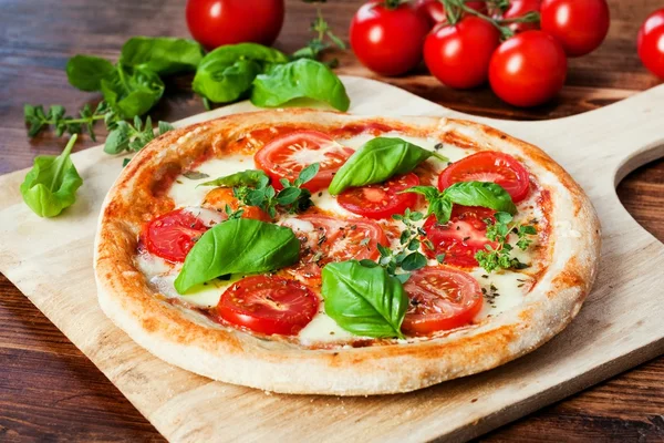 Pizza caseira fresca Margherita — Fotografia de Stock
