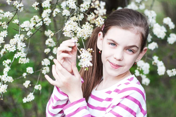 Child girl enjoying blossom — Stock Photo, Image