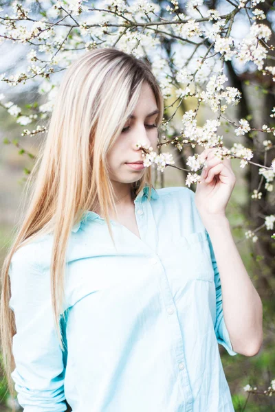 Girl in the spring garden — Stock Photo, Image