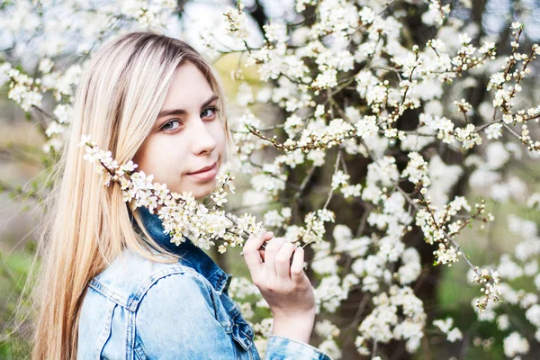 Girl in the spring garden — Stock Photo, Image