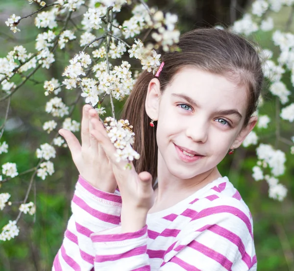 Kind meisje genieten van bloesem — Stockfoto