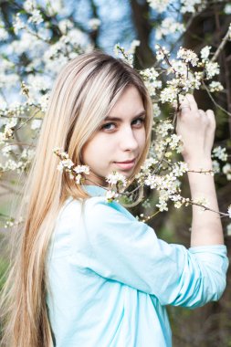 Bahar bahçesindeki kız.