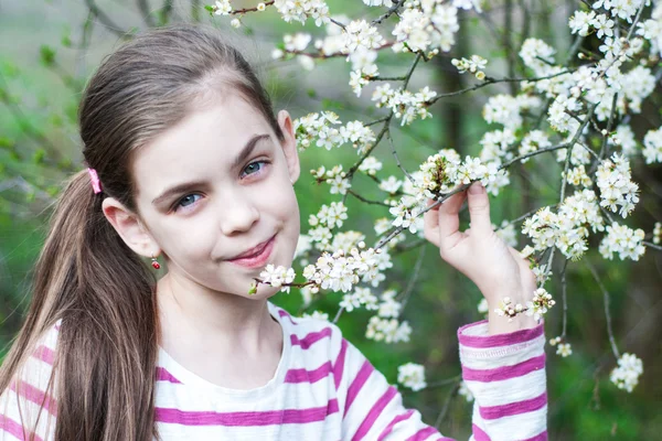 Kind meisje genieten van bloesem — Stockfoto