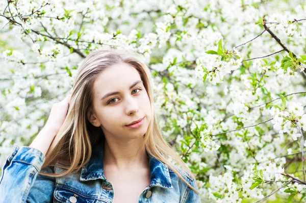 Girl in the spring garden — Stock Photo, Image