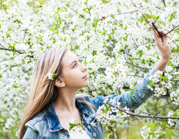 Flicka i vårträdgården — Stockfoto