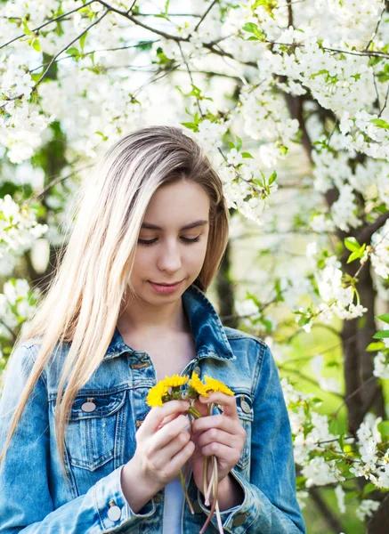 Girl in the spring garden — Stock Photo, Image