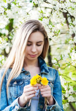 Bahar bahçesindeki kız.