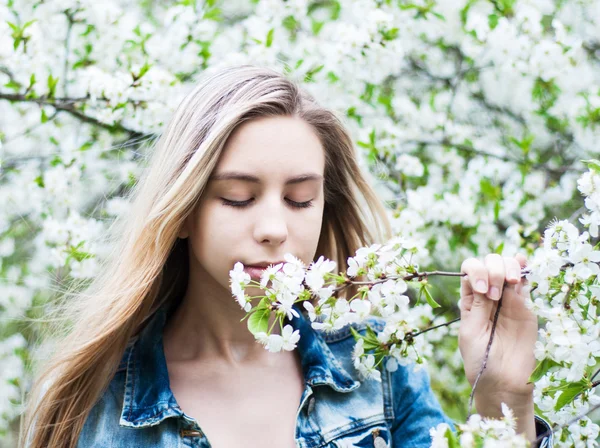 Bahar bahçesindeki kız. — Stok fotoğraf