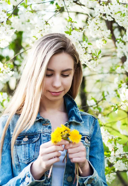 Bahar bahçesindeki kız.