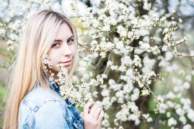 Bahar bahçesindeki kız.