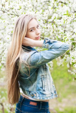 Bahar bahçesindeki kız.