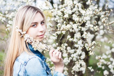 Bahar bahçesindeki kız.