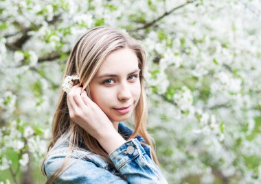 Bahar bahçesindeki kız.