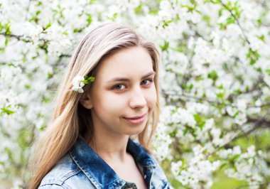 Bahar bahçesindeki kız.