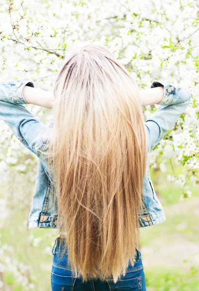 Beauty young girl outdoors — Stock Photo, Image