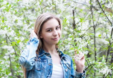 Bahar bahçesindeki kız.