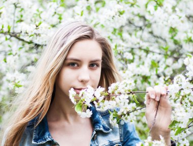 Bahar bahçesindeki kız.