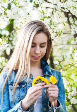 Bahar bahçesindeki kız.