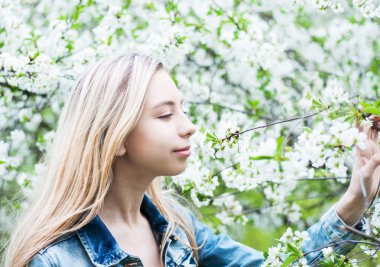 Bahar bahçesindeki kız.