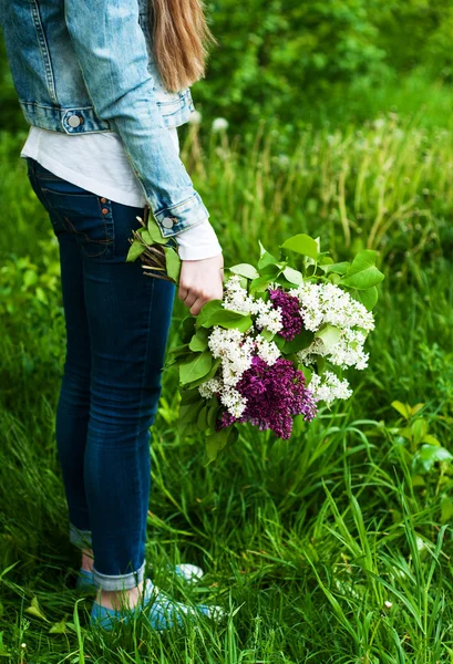 Blommande lila blommor i handen — Stockfoto