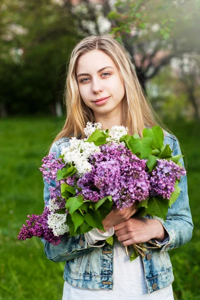 Kız bir buket leylak