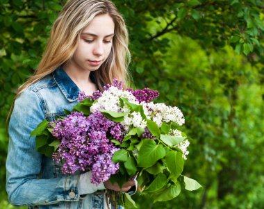 Kız bir buket leylak